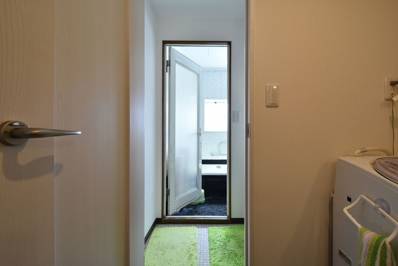 洗濯機の裏手が脱衣室です。(2016-07-04,共用部,BATH,2F)