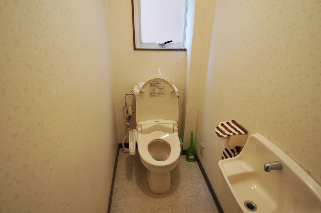 ウォシュレット付きトイレの様子。トイレは2つあります。(2012-01-14,共用部,TOILET,2F)
