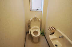 ウォシュレット付きトイレの様子。トイレは2つあります。(2012-01-14,共用部,TOILET,2F)
