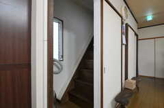 リビング脇の階段の様子。目隠し用の引き戸があるので、階段を隠すことも出来ます。(2012-01-14,共用部,OTHER,2F)