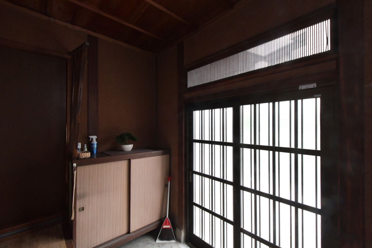 内部から見た玄関まわりの様子。(2022-09-27,周辺環境,ENTRANCE,1F)
