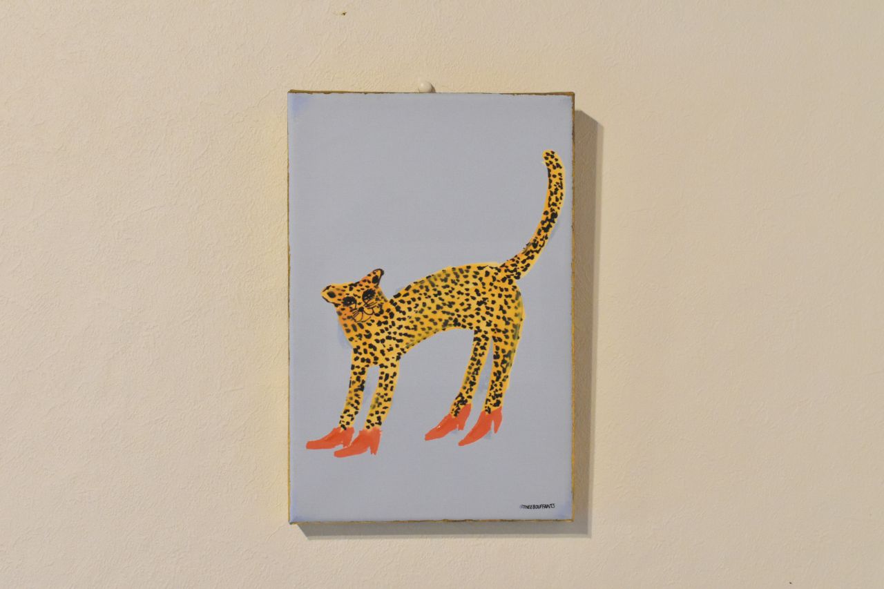 ヒールを履いたチーター。(2022-09-27,共用部,LIVINGROOM,1F)