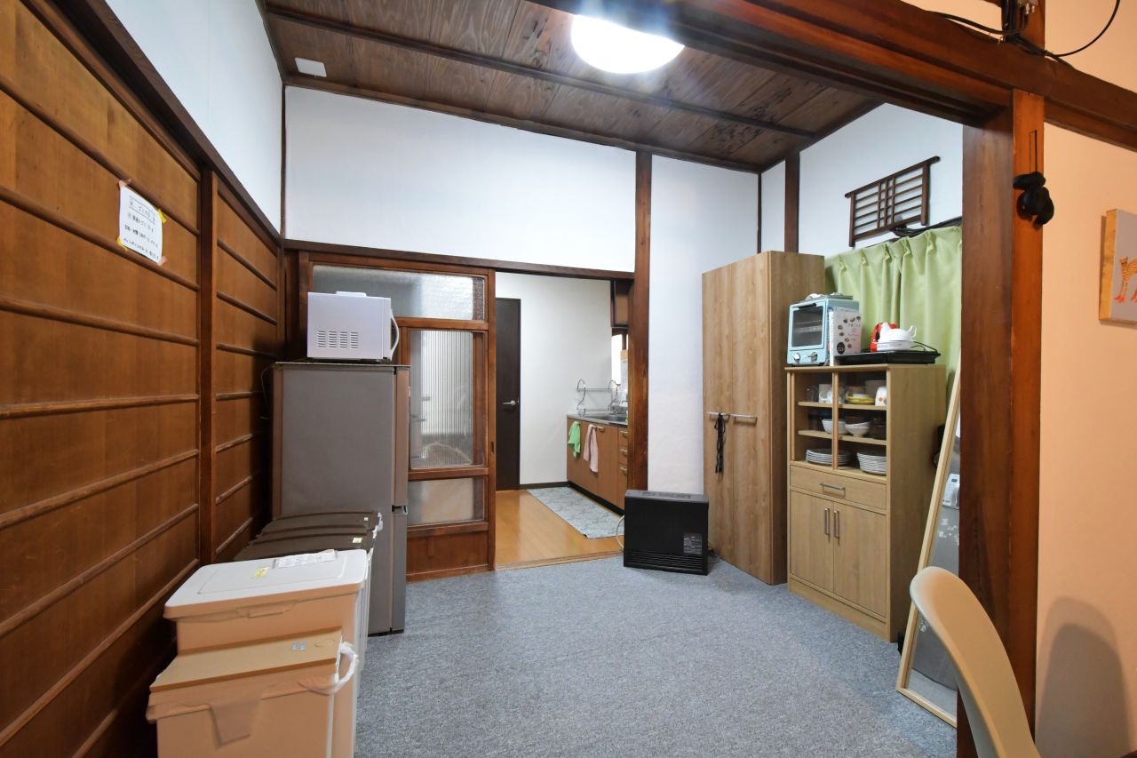 リビングの奥にはキッチンがあります。(2022-09-27,共用部,LIVINGROOM,1F)