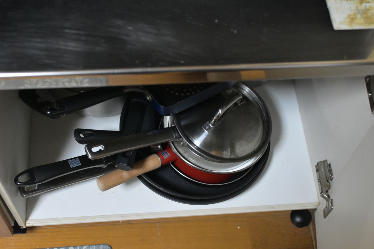 フライパンや鍋類はコンロ下に収納されています。(2022-09-27,共用部,KITCHEN,1F)