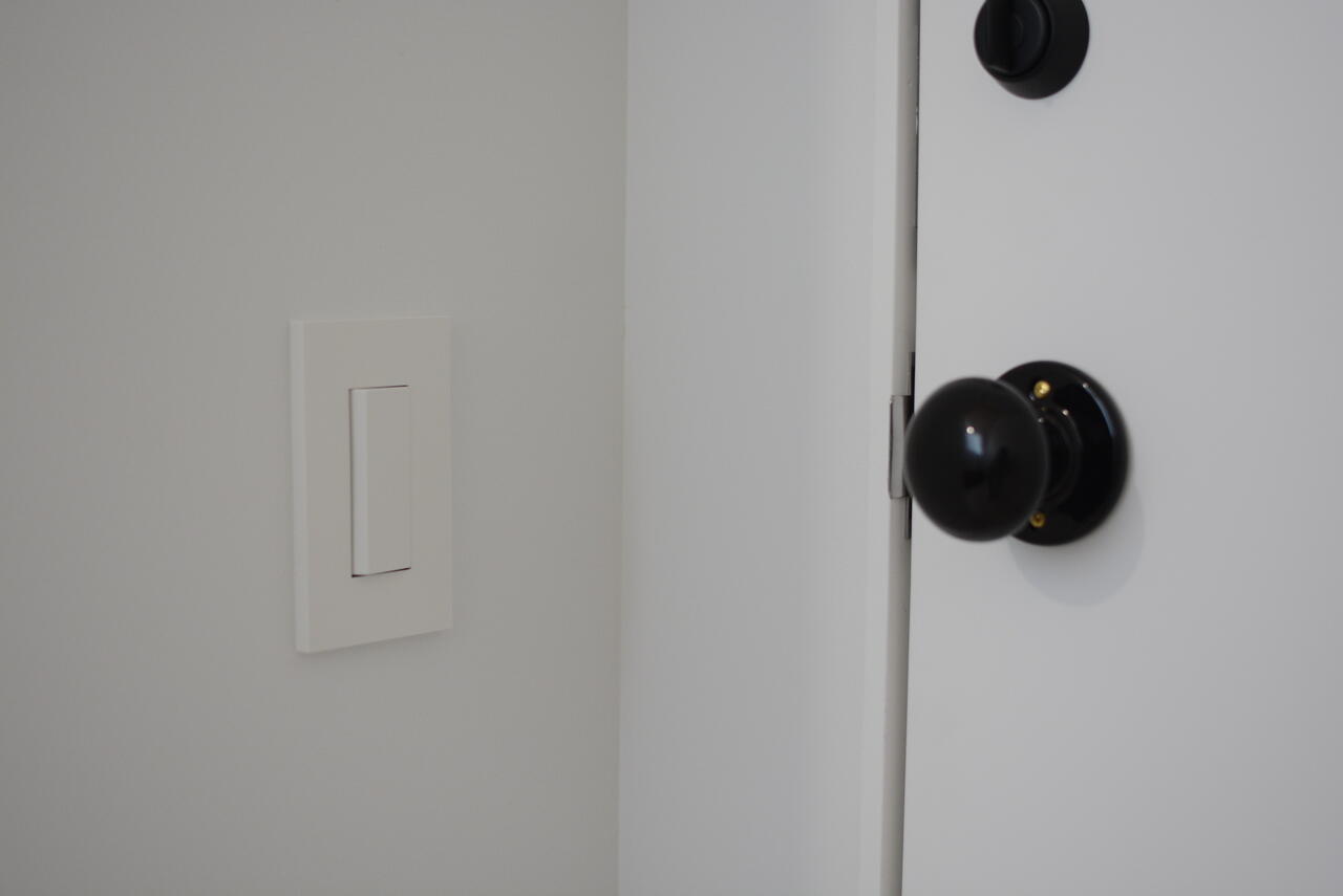 電気のスイッチはドアノブと同じ高さ。（101号室）|1F 部屋
