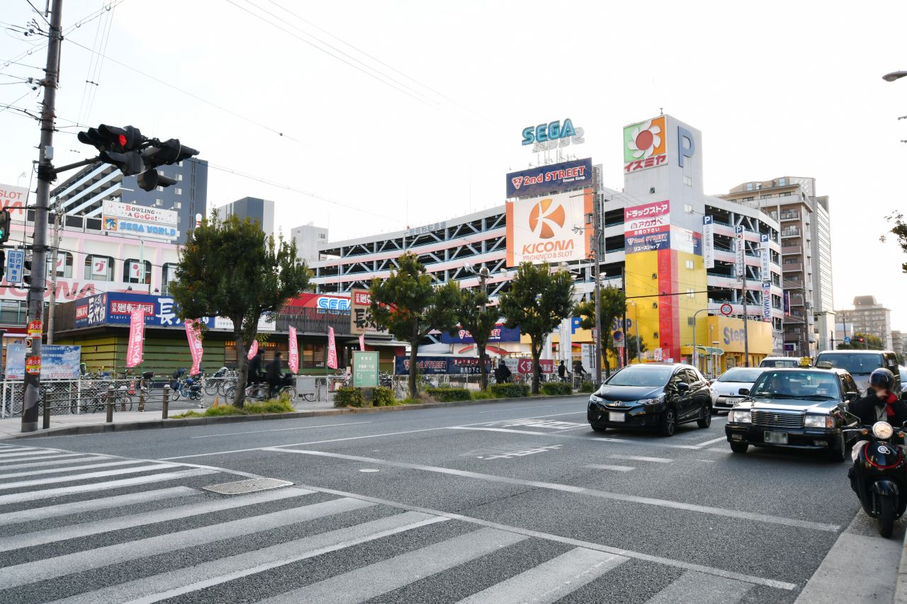 シェアハウス近くの大通りの様子。|1F 周辺環境