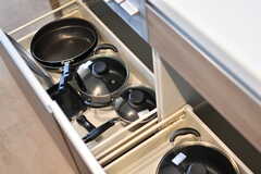 鍋類は引き出しに収納されています。(2021-10-07,共用部,KITCHEN,1F)