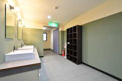 廊下に設置された洗面台の様子2。(2021-10-07,共用部,WASHSTAND,3F)