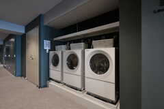 ラウンジ前の廊下に設置された洗濯乾燥機の様子。(2020-10-15,共用部,LAUNDRY,2F)