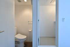 トイレとシャワールームの様子。（204号室）(2020-10-15,専有部,ROOM,2F)