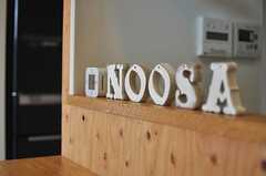 キッチンに飾られた「NOOSA」のサイン。(2012-09-13,共用部,KITCHEN,1F)