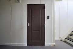 玄関ドアの様子。（205号室）(2012-09-13,専有部,ROOM,2F)
