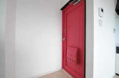 玄関ドアはショッキングピンク。（303号室）(2012-09-13,専有部,ROOM,3F)