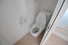 ウォシュレット付きトイレの様子。（303号室）(2012-09-13,専有部,ROOM,3F)
