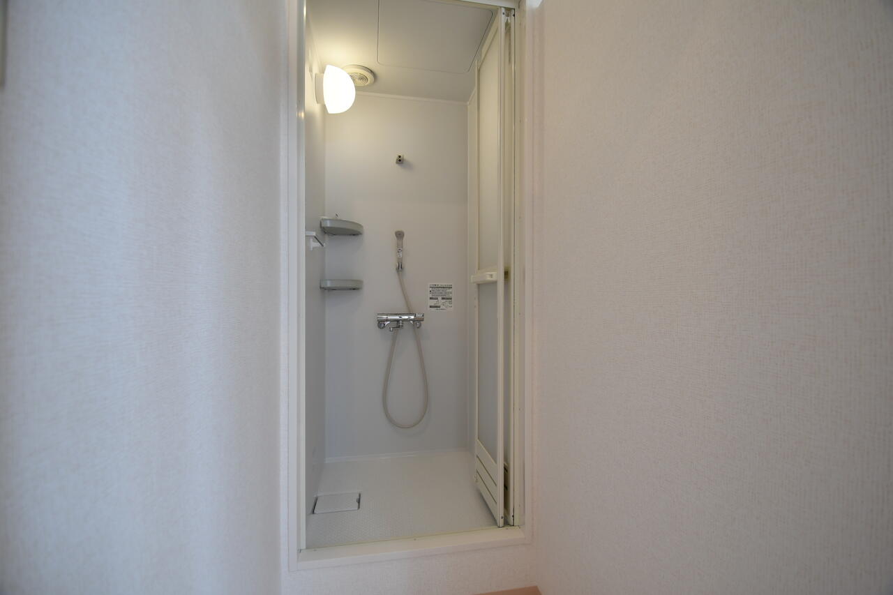 シャワールームの様子2。|1F 浴室