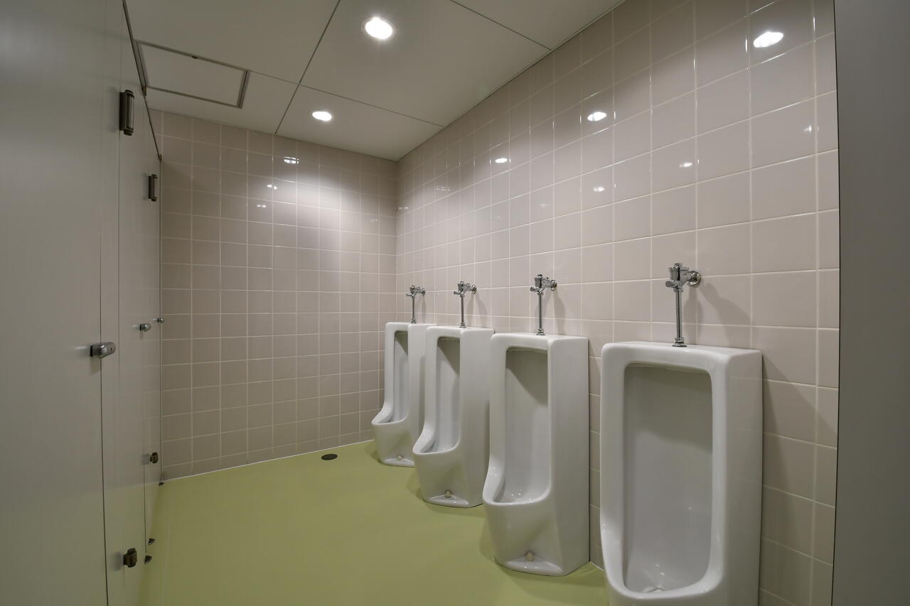 男性用トイレの様子。立ち式トイレと座れるトイレがあります。|2F トイレ