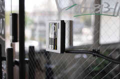 ガラス戸に設置されたインターホンは、浮いてるように見えます。(2012-02-04,周辺環境,ENTRANCE,2F)