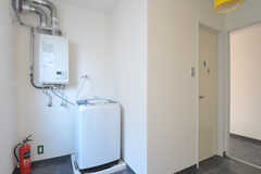 水まわり設備の様子。洗濯機の対面にバスルームがあります。(2012-02-04,共用部,LAUNDRY,2F)
