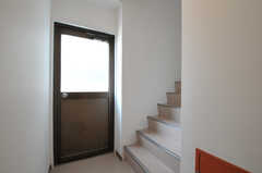 階段の様子。ドアからは洗濯機が置かれたベランダに出られます。(2012-02-04,共用部,OTHER,3F)