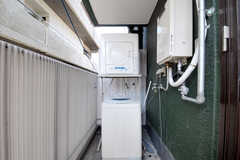 ベランダに設置された洗濯機・乾燥機の様子。(2012-02-04,共用部,LAUNDRY,3F)