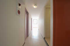 廊下脇の水まわり設備の様子。右手のドアはトイレ、奥にあるドアからベランダに出られます。(2012-02-04,共用部,OTHER,3F)