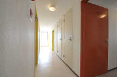 廊下の様子。右手前2つのドアはトイレです。(2012-02-04,共用部,OTHER,4F)