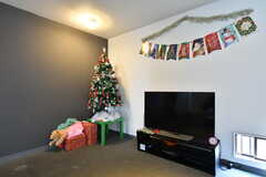 共用TVの様子。入居者がクリスマス装飾をほどこしたりと季節ごとに変化があるそう。(2022-02-01,共用部,TV,2F)
