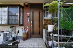 玄関ドアの様子。(2022-08-05,周辺環境,ENTRANCE,1F)