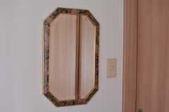 レトロな鏡がかわいいです。（202号室）(2022-08-05,専有部,ROOM,2F)