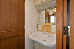 バスルームの対面に設置された洗面台。506、507号室専用です。(2020-02-13,共用部,WASHSTAND,5F)