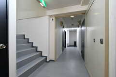 廊下の様子。突き当たり右手にトレーニングルーム、両側にバスルームがあります。(2022-06-29,共用部,OTHER,-1F)