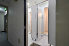 女性専用シャワールームが3室並んでいます。(2022-06-29,共用部,BATH,-1F)