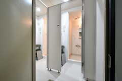 男性専用シャワールームが3室並んでいます。(2022-06-29,共用部,BATH,-1F)