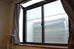 3面がガラスの出窓。明るいです。（208号室）(2022-06-29,専有部,ROOM,2F)