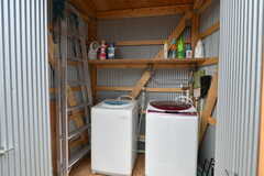小屋の中には洗濯機が2台。(2021-06-29,共用部,LAUNDRY,1F)