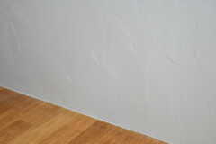 壁は珪藻土仕上げ、床はオークの無垢材。（202号室）(2021-06-29,専有部,ROOM,2F)