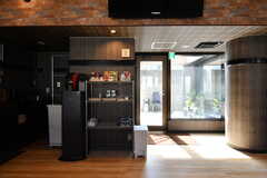 棚にはコーヒーメーカーが設置されています。(2020-10-15,共用部,LIVINGROOM,2F)