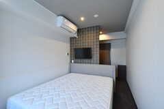 専有部の様子2。ベッドはクイーンサイズです。（307号室）(2020-10-15,専有部,ROOM,3F)