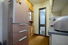 キッチンの奥に冷蔵庫や食器棚が設置されています。(2015-07-16,共用部,KITCHEN,1F)