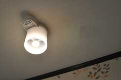 廊下の照明は自動で点灯します。(2014-03-20,共用部,OTHER,2F)