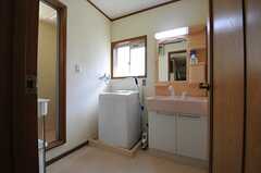 玄関脇の脱衣室の様子。シャワールーム、洗濯機、洗面台と水まわり設備が集約されています。(2013-04-22,共用部,BATH,2F)
