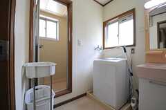 洗濯機の脇がシャワールームです。(2013-04-22,共用部,BATH,2F)