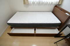 ベッドは引き出し付きです。（201号室）(2021-07-06,専有部,ROOM,2F)