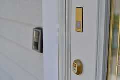 玄関の鍵はICカードをかざすタイプ。(2013-04-08,周辺環境,ENTRANCE,1F)