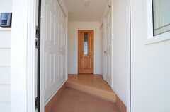 正面玄関から見た内部の様子。正面のドアを抜け、廊下を右に進むとリビングがあります。(2013-04-08,周辺環境,ENTRANCE,1F)