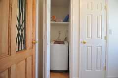 玄関脇に洗濯機があります。普段は扉を閉めていますので、目につきません。(2013-04-08,共用部,LAUNDRY,1F)