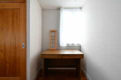 デスクは自由に使えます。置かれた木枠は元々和室で使っていたもの。（301号室）(2020-03-17,専有部,ROOM,3F)