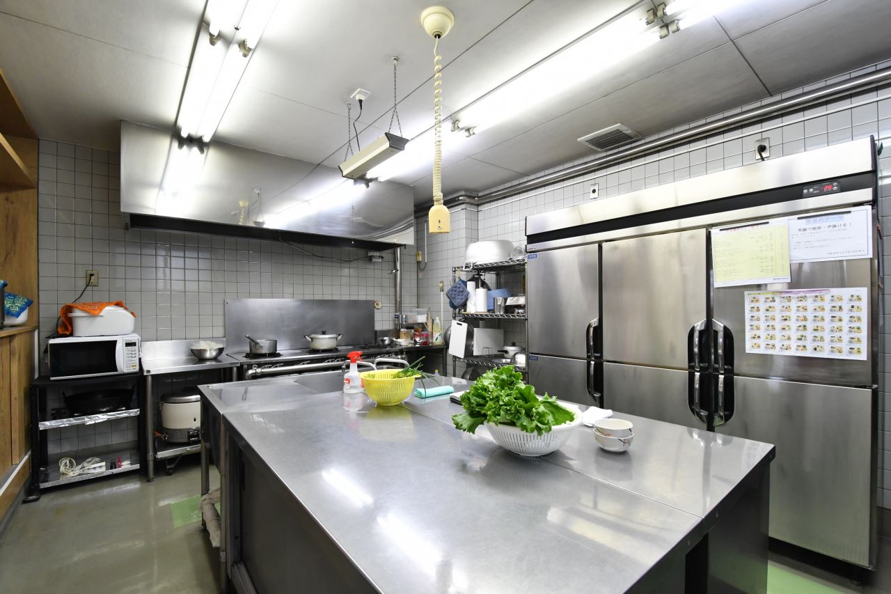 調理室の様子。調理室は管理人さんと複数のスタッフで使用します。|1F その他