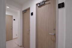 シャワールームは4室用意されています。(2018-04-03,共用部,BATH,1F)