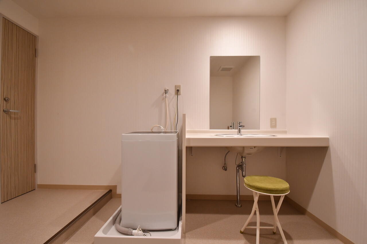 シャワールームの様子。シャワールームは洗濯機と洗面台が設置されています。|1F 洗面台